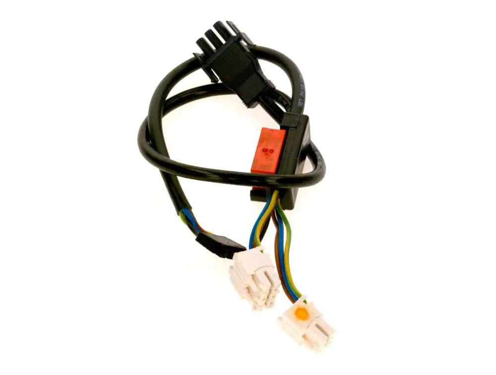 Bosch Verbindungsleitung mit einem schwarzen Stecker und zwei weißen Anschlüssen. Kabel in verschiedenen Farben sind sichtbar, inklusive einer roten Sicherung.